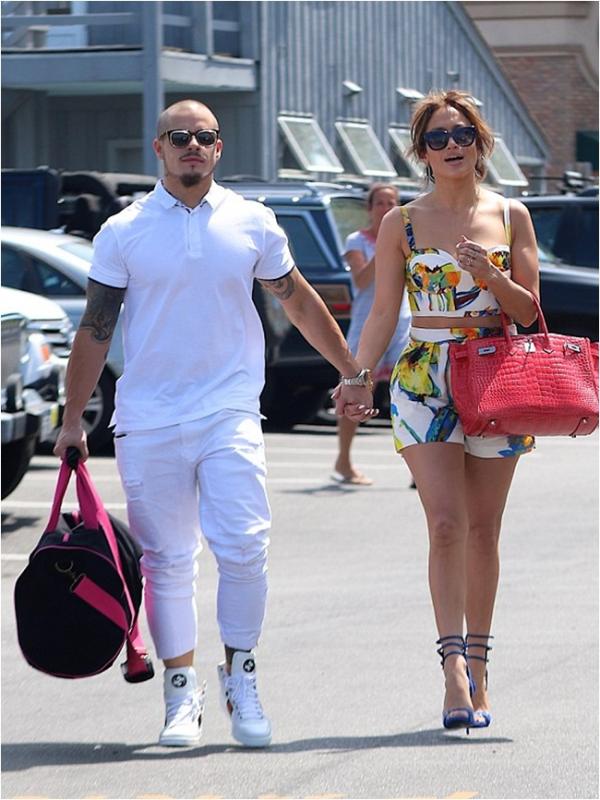 Bukti kalau Jennifer Lopez dan Casper Smart pacaran lagi (via dailymail.co.uk)