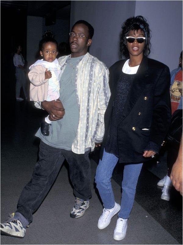 Bobbi Kristina, Bobby Brown, dan Whitney Houston saat masih bersama-sama (via okmagazine.com)