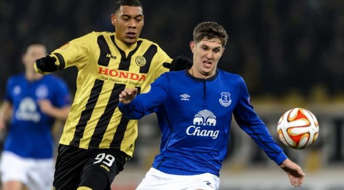 Bek muda Everton John Stones disarankan tolak tawaran Chelsea (FABRICE COFFRINI / AFP)