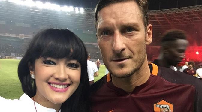 Julia Perez selfie bareng Francesco Totti. (foto: instagram.com/juliaperrezz)