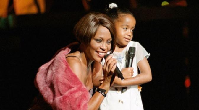 Whitney Houston pernah mengajak putri kecilnya, Bobbi Kristina Brown tampil di depan ribuan orang. 