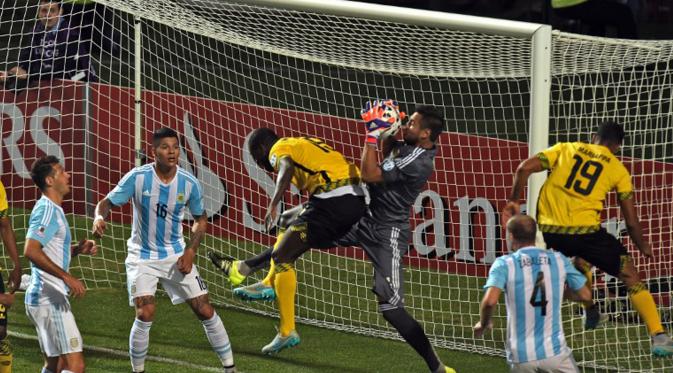 Kiper Argentina Sergio Romero berhasil mengamankan gawangnya dari serangan gelandang Jamaika Je-Vaughn Watson saat Copa America 2015 di Vina del Mar, pada 20 Juni 2015. (AFP Photo/Pablo Porciuncula)