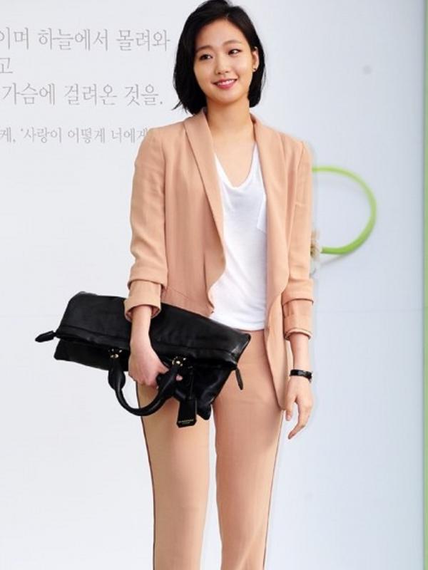 Kim Go Eun resmi menggantikan Suzy Miss A untuk menjadi pasangan Park Hae Jin di 'Cheese in the Trap'. Foto: Soompi