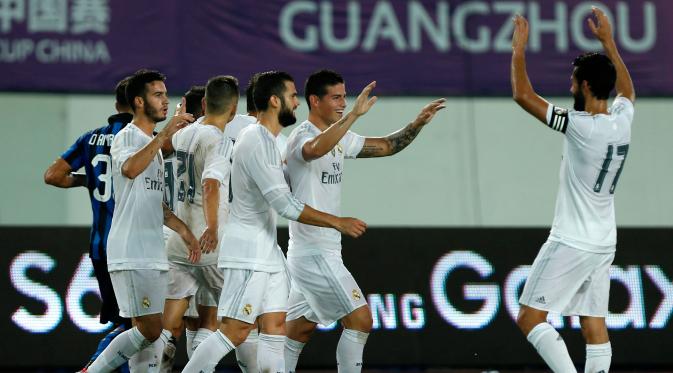 Gelandang Real Madrid James Rodriguez (kedua kanan) merayakan gol penutup bagi Real Madrid di Stadion Tianhe, Cina, Senin, (27/7/2015). Real Madrid menang atas Inter Milan dengan skor 3-0. (REUTERS/Tyrone Siu)