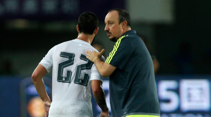 Pelatih baru Real Madrid Rafael Benitez (kanan) memberi instruksi kepada pemainnya Francisco Roman 