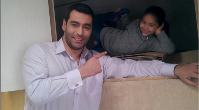 Zeynep Öğren, pemeran Tugce Emroglu dalam Serial Elif di SCTV bersama Altug Seckiner yang berperan sebagai ayahnya.