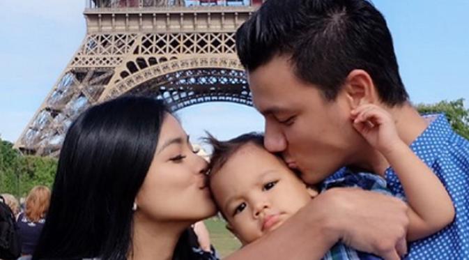 Arjuna Zayan Sugiono mendapat ciuman mesra dari ayah dan ibunya. (Photo : Instagram)