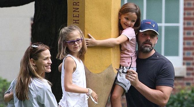 Ben Affleck, Jennifer Garner, dan 3 anak mereka (dailymail.co.uk)