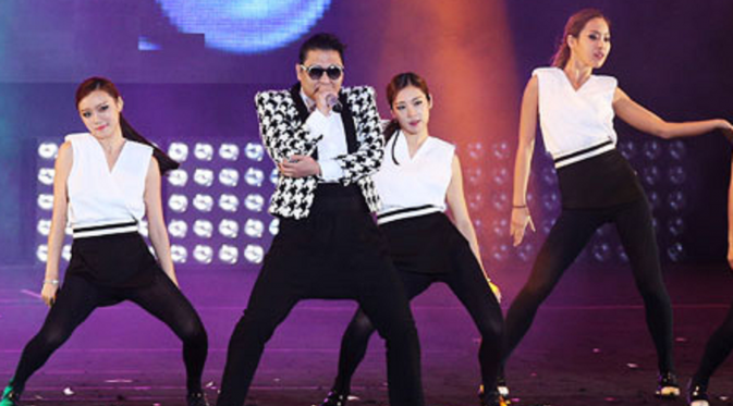 PSY dalam salah satu penampilannya yang memukau di atas panggung [Foto: KoreanTimes]