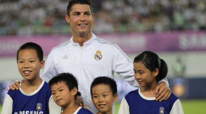 Cristiano Ronaldo bersama maskot klub