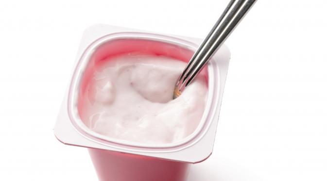 Kandungan gula alami dan protein yang terdapat dalam yoghurt dapat membuat tubuh lebih segar. Terlebih jika Anda mengkonsumsi yoghurt dingin. Selain itu, probiotik bakteri dalam yoghurt bermanfaat untuk sistem pencernaan. (huffingtonpost.com)