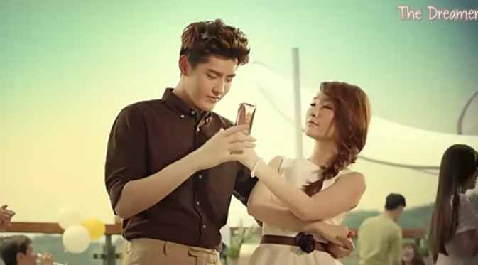 Wu Yi Fan atau Kris yang tampil dalam iklan produk susu dengan jalan cerita yang lucu.