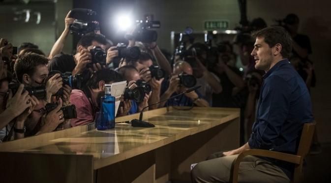 Iker Casillas hanya seorang diri saat menghadapi wartawan di konferensi pers perpisahannya, 12 Juli 2015. (EPA/Emilio Naranjo)