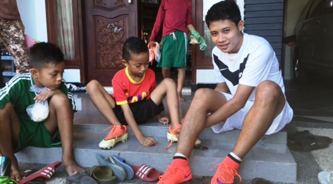 Mantan kapten Timnas Indonesia U-19 Evan Dimas Darmono siap bermain bola dengan warga kampung di Keluarahan Made, Kecamatan Sambikerep, Surabaya, Jawa Timur (Liputan6.com/Dian Kurniawan)