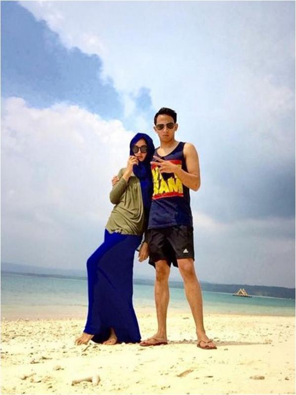 Liburan Poppy Bunga dan Muhammad Fattah Riphat ke Pulau Umang (Instagram/Poppy Bunga)