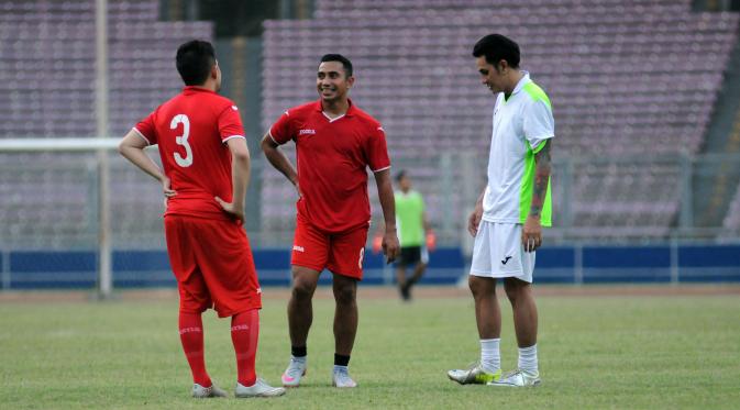 Pesepak bola klub Persib Bandung, Firman Utina (tengah) berbincang dengan rekan setimnya usai berlatih bersama di Stadion GBK Jakarta,  29/7/2015.(Liputan6.com/Helmi Fithriansyah)