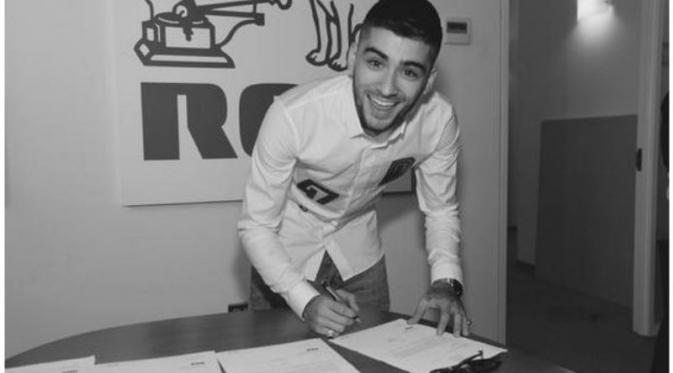 Zayn Malik menandatangani surat kontrak rekaman (Twitter)