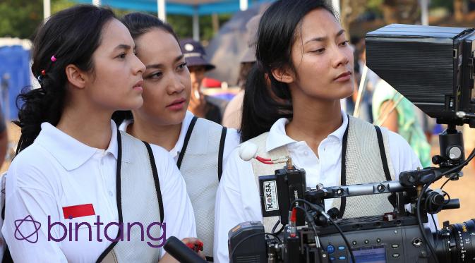 Chelsea Islan, Bunga Citra Lestari, dan Tara Basro yang berperan dalam film '3 Srikandi' sedang me-review hasil syuting yang berlokasi di Buperta, Cibubur, Jakarta Timur, 24/7/2015.