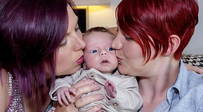 Charlene Allen (Kiri/32) dan Gemma Berry (Kanan/25) mengucapkan banyak terimakasih kepada Kenzie karena telah mewujudkan mimpi mereka untuk bisa memiliki anak.  (www.dailymail.co.uk)