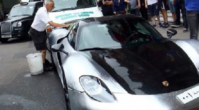 Sebuah mobil mewah milik seorang miliarder asal Saudi Arabia sukses membuat macet salah satu jalan tersibuk di Kota London 