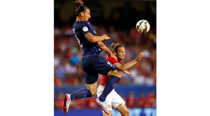 Pemain PSG, Zlatan Ibrahimovic melakukan duel udara dengan pemain Manchester United, Daley Blind pada laga International Champions Cup 2015 di Soldier Field, AS, Kamis (30/7) pagi WIB. (Reuters/Jeff Haynes)