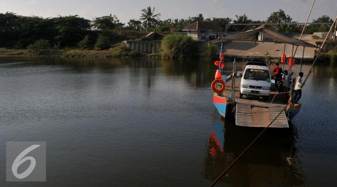 Sejumlah kendaraan menyeberangi Sungai Citarum menggunakan perahu eretan di Muara Gembong, Bekasi, Minggu (29/7/2015). Kendaraan yang menyebrang menggunakan perahu eretan dikenakan biaya Rp.20.000 bagi mobil dan Rp 2.000 motor. (Liputan6.com/Johan Tallo)
