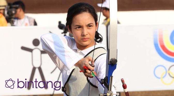 Chelsea Islan saat syuting film '3 Srikandi'di kawasan Buperta, Cibubur, Jakarta Timur, 24/7/2015. Peran yang dimainkan olehnya ialah Lilis Handayani, atlet panahan Indonesia. (Galih W. Satria/Bintang.com)