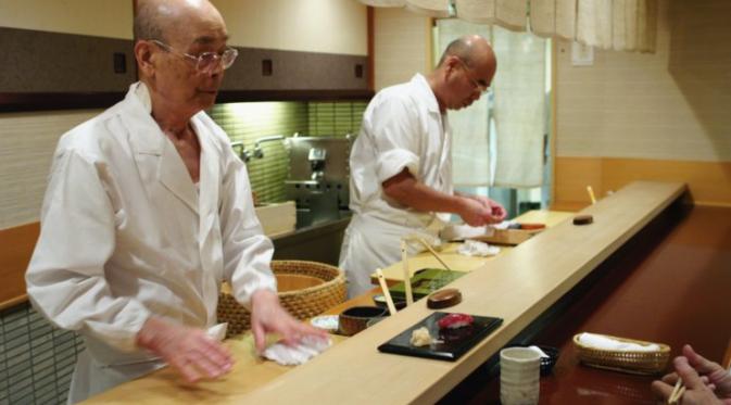 Jiro Master Sushi (kiri)  (Foto: nikkeiview.com)