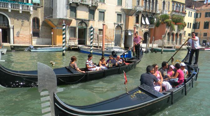 Kota Venice di Italia memang punya reputasi sebagai kota yang indah dan romantis. Tapi musim panas, aroma ‘aneh’ yang menyengat akan tercium karena banyaknya proses pembersihan sampah.(Istimewa)