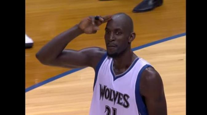 Kevin Garnett mengapresiasi dansa Jiggly Boy | Via: youtube.com