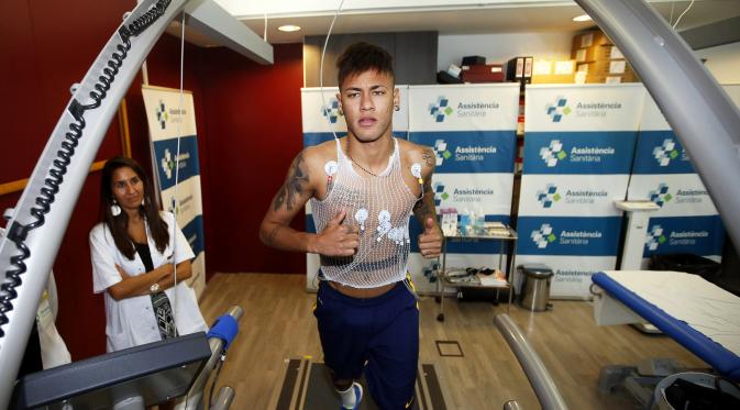 Neymar saat melakukan tes medis di pusat latihan Barcelona. Hal itu dilakukan untuk memeriksa kondisi Neymar setelah libur cukup lama. (EPA/Miguel Ruiz - FC Barcelona)