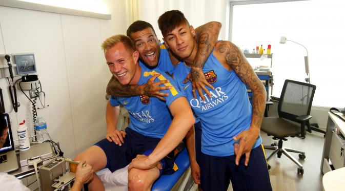Marc-Andre ter Stegen, Dani Alves, dan Neymar ketika hendak menjalani pemeriksaan di pusat latihan Barcelona. (EPA/Miguel Ruiz - FC Barcelona)