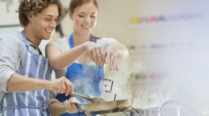 Belajar memasak bisa jadi ajang seru mendekatkan diri dengan pasangnan. (Foto: Huffington Post)