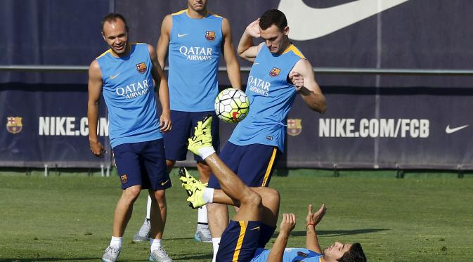 Thomas Vermaelen (kiri) saat latihan bersama Barcelona di pramusim (JOSEP LAGO / AFP)