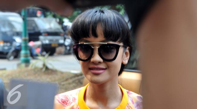 Julia Perez saat mendatangi Polda Metro Jaya, Jakarta Selatan, Jumat (31/7/2015).  (/Panji Diksana)