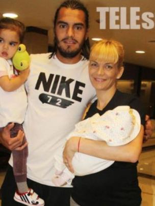 Sergio Romero menggendong anaknya saat bersama sang istri, Eliana Guercio