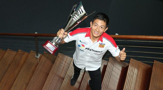 Pembalap Rio Haryanto berkunjung ke kantor redaksi Bola.com di SCTV Tower, Jakarta, Jumat (31/7). (Bola.com/Vitalis Yogi Trisna)