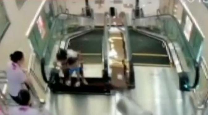 CCTV memperlihatkan kecelakaan tragis di tangga jalan China | Via: cnn.com
