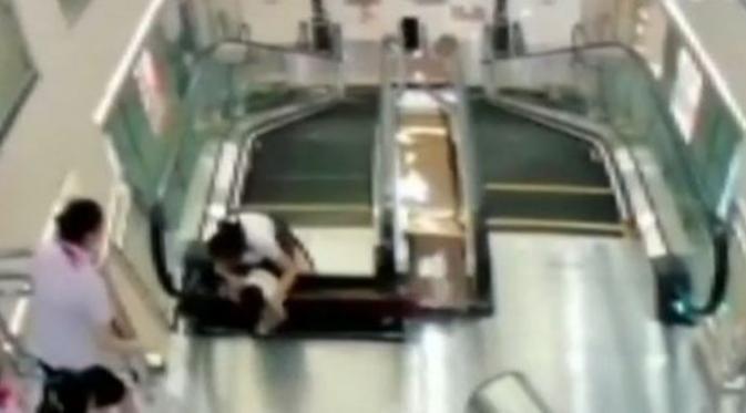 CCTV memperlihatkan kecelakaan tragis di tangga jalan China | Via: cnn.com