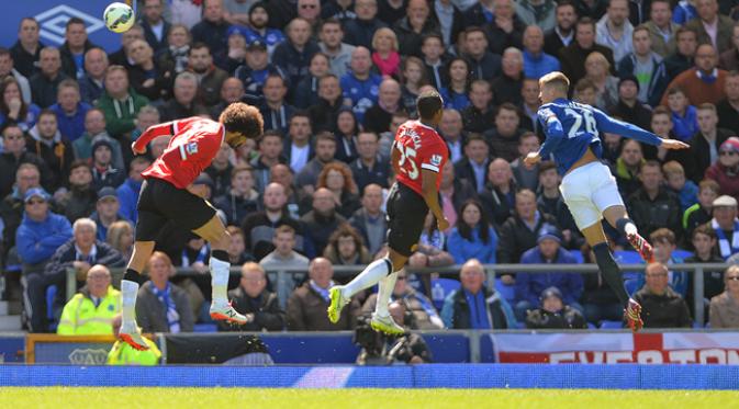 Pemain Everton, John Stones mencetak gol melalui sundulan pada pertandingan Liga Inggris di Goodison Park, Inggris, Minggu (26/4/2015). (EPA/Peter Powell)
