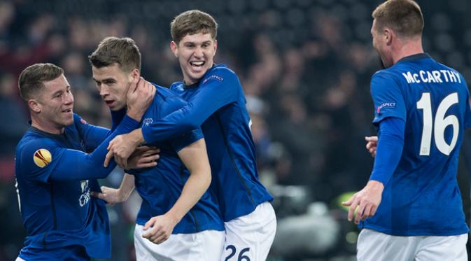 Pemain Everton, John Stones (kedua kanan) merayakan gol bersama rekan-rekan setimnya pada babak 32 besar Piala Eropa di Stade de Suisse, Swiss, Kamis (19/2/2015). (EPA/Marcel Bieri)
