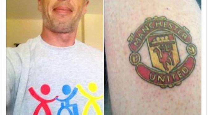 Fans Manchester City, Mark Pinder membuat tato Manchester United di kakinya. (Manchester Evening News)