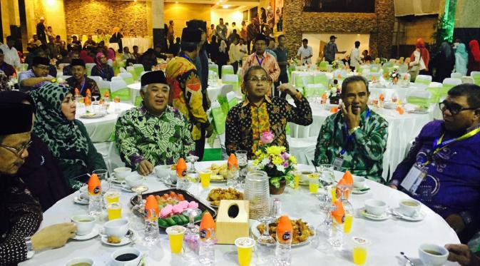 Ketua PP Muhammadiyah Din Syamsuddin (ketiga dari kiri) saat jamuan makan malam oleh Walikota Makassar Muhammad Ramdhan Pomanto, Sabtu (1/8/2015). (Liputan6.com/Eka Hakim)