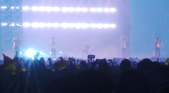 Big Bang saat beraksi di atas panggung dalam rangkaian Made Tour Concert in Indonesia yang berlangsung di International Convention Exhibition di BSD City, Tangerang, 1 Agustus 2015 (Desika Pemita/Liputan6.com)