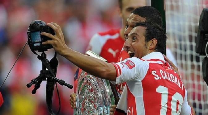 Aksi selfie Santi Cazorla dan Alex Chamberlain