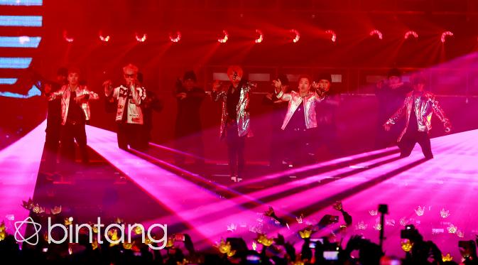 Grup yang beranggotakan G-Dragon, T.O.P, Taeyang, Daesung, dan Seungri ini mengguncang Indonesia dengan penampilan mereka yang telah ditunggu-tunggu oleh para penggemarnya.. (Wimbarsana/Bintang.com)