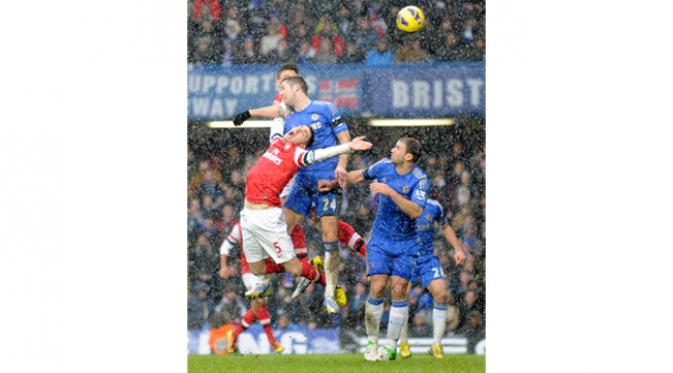 Bek Chelsea, Gary Cahill bola atas dengan bek Arsenal, Thomas Vermaelen pada laga Liga Inggris musim 2012/13 di Stamford Bridge, Inggris, Minggu (20/1/2013). (EPA/Gerry Penny)