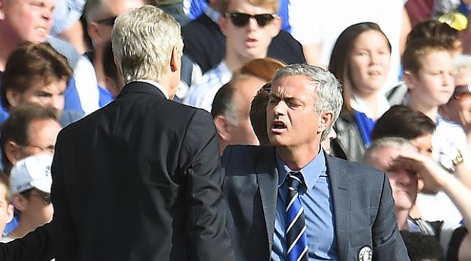 Pelatih Chelsea Jose Mourinho beradu mulut dengan pelatih Arsenal, Arsene Wenger pada laga Liga Inggris musim 2014/15 di Stamford Bridge, Inggris, Minggu (5/10/2014). (EPA/Andy Rain)