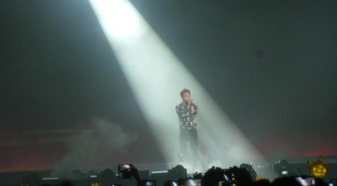 Taeyang yang memukau dengan aksi solo di atas panggung dalam rangkaian Made Tour Concert in Indonesia yang berlangsung di International Convention Exhibition di BSD City, Tangerang, 1 Agustus 2015 (Desika Pemita/Liputan6.com)
