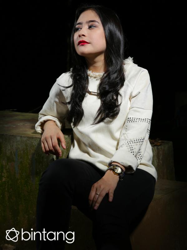 Di tengah cobaan kariernya, Prilly tengah menyiapkan albumnya. Perempuan yang menjadi presenter acara 'Inbox' ini ingin juga dikenal sebagai penyanyi. (Galih W. Satria/Bintang.com)